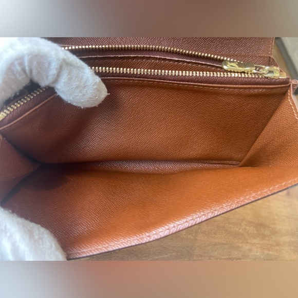 Authentic Louis Vuitton Monogram  Sarah Wallet on Chain - Picture 9 of 12